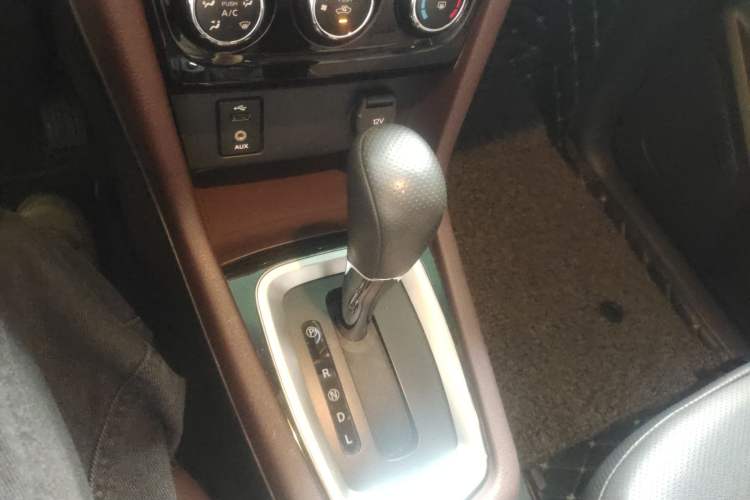 Used Venucia M50V 2017 1.6L XL CVT Luxury Edition Gear Lever