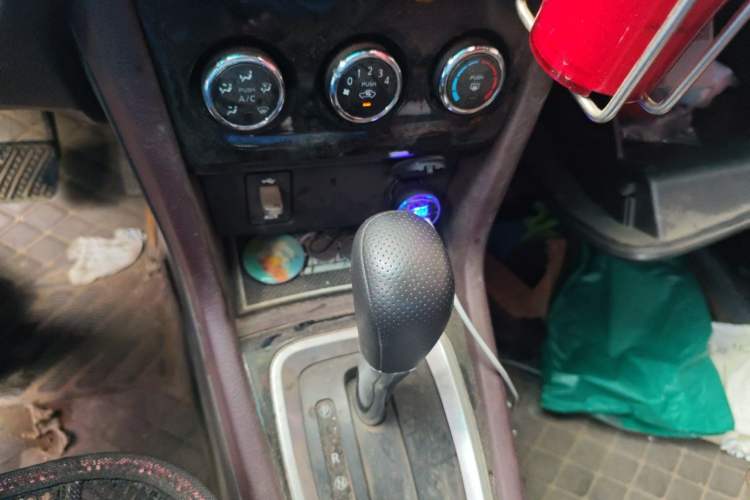 Used Venucia M50V 2017 1.6L XL CVT Luxury Edition Gear Lever