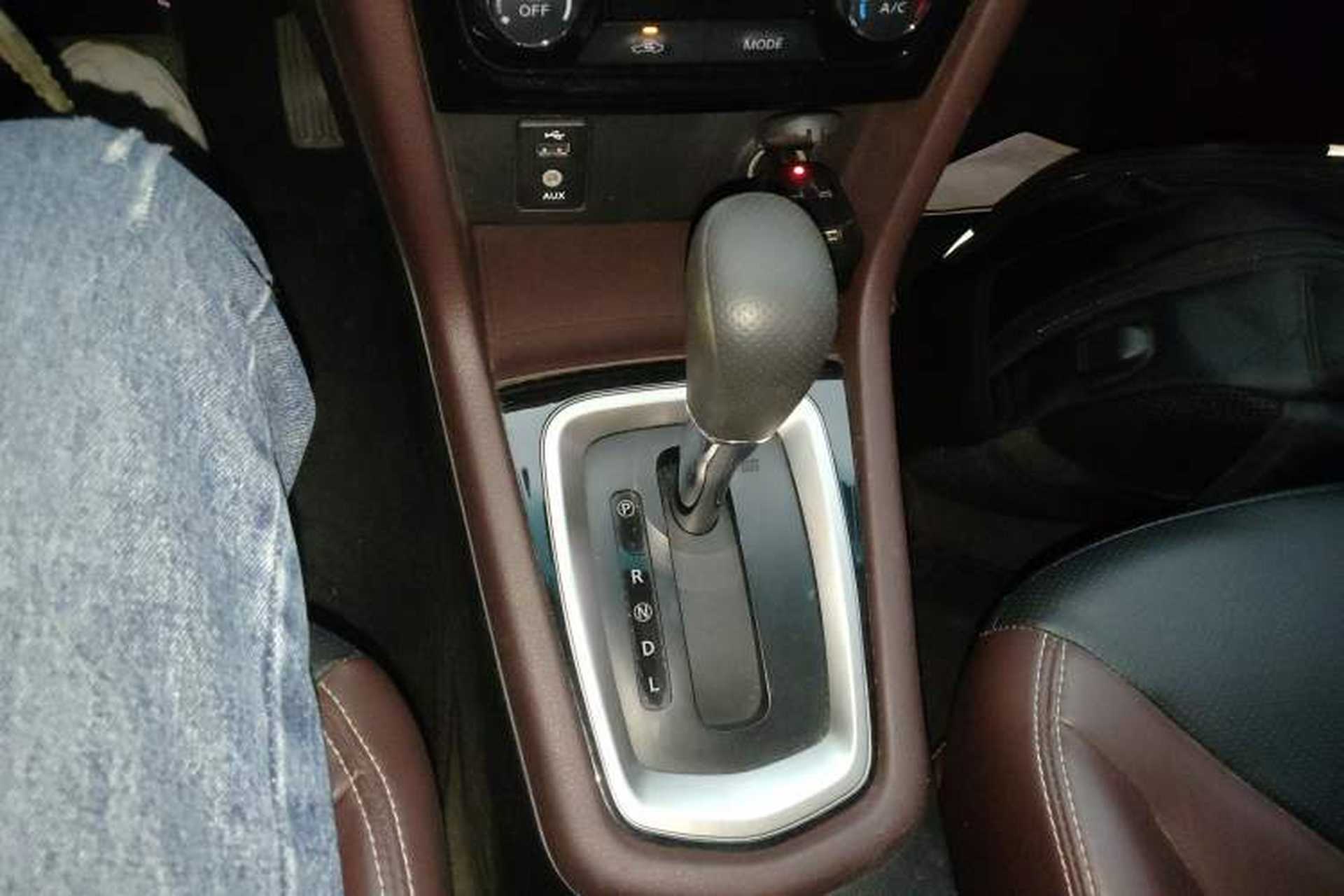 Used Venucia M50V 2017 1.6L XV CVT Deluxe Edition Gear Lever