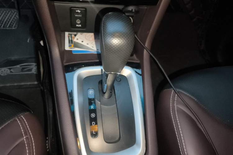 Used Venucia M50V 2017 1.6L XL CVT Luxury Edition Gear Lever