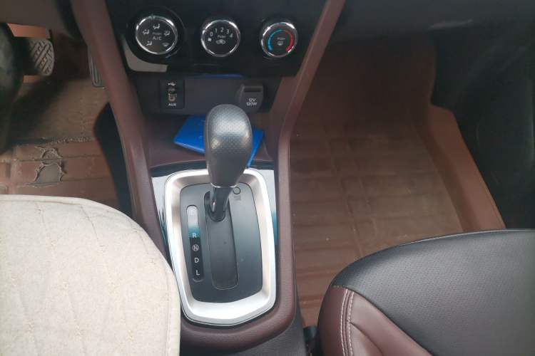 Used Venucia M50V 2017 1.6L XL CVT Luxury Edition Gear Lever