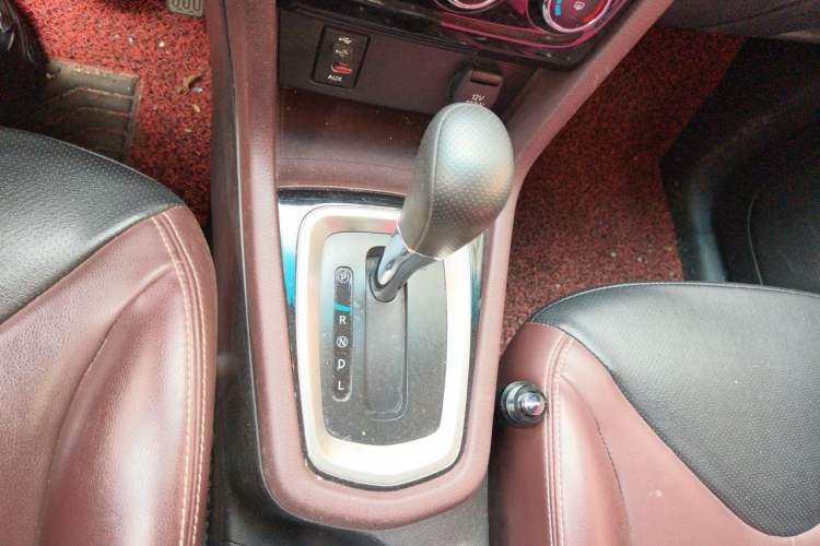 Used Venucia M50V 2017 1.6L XL CVT Luxury Edition Gear Lever