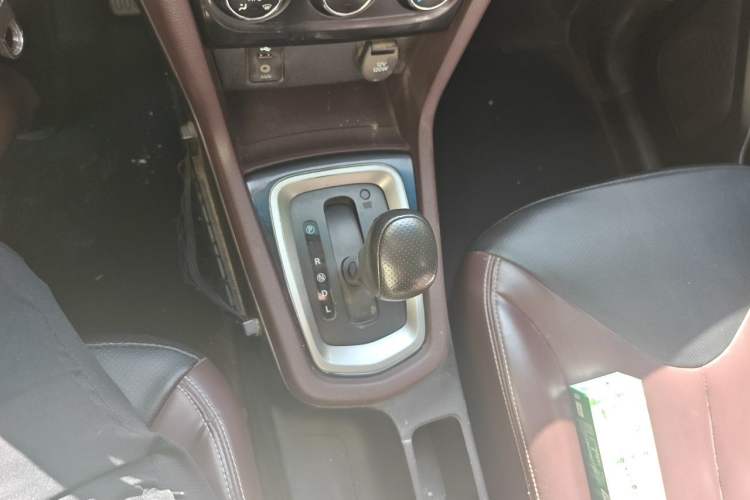 Used Venucia M50V 2017 1.6L XL CVT Luxury Edition Gear Lever