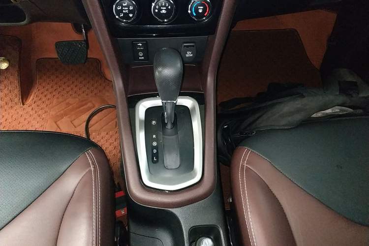 Used Venucia M50V 2017 1.6L XL CVT Luxury Edition Gear Lever