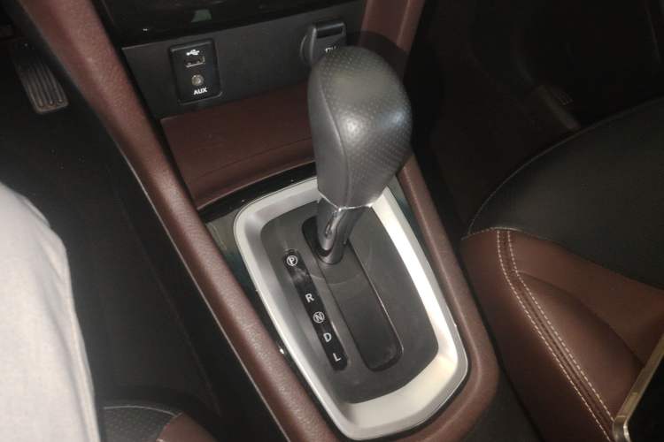 Used Venucia M50V 2017 1.6L XL CVT Luxury Edition Gear Lever