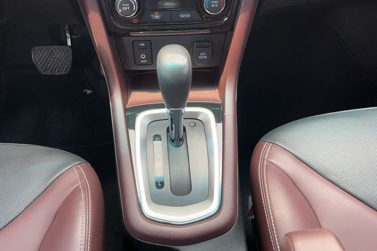 Used Venucia M50V 2017 1.6L XV CVT Deluxe Edition Gear Lever