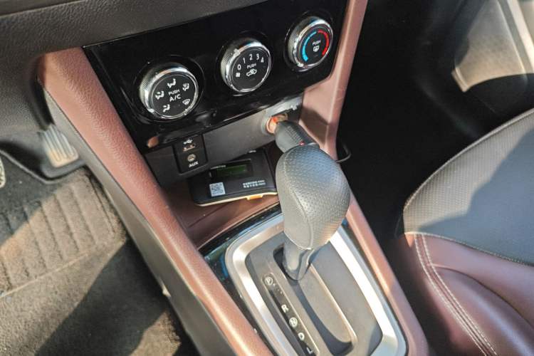 Used Venucia M50V 2017 1.6L XL CVT Luxury Edition Gear Lever