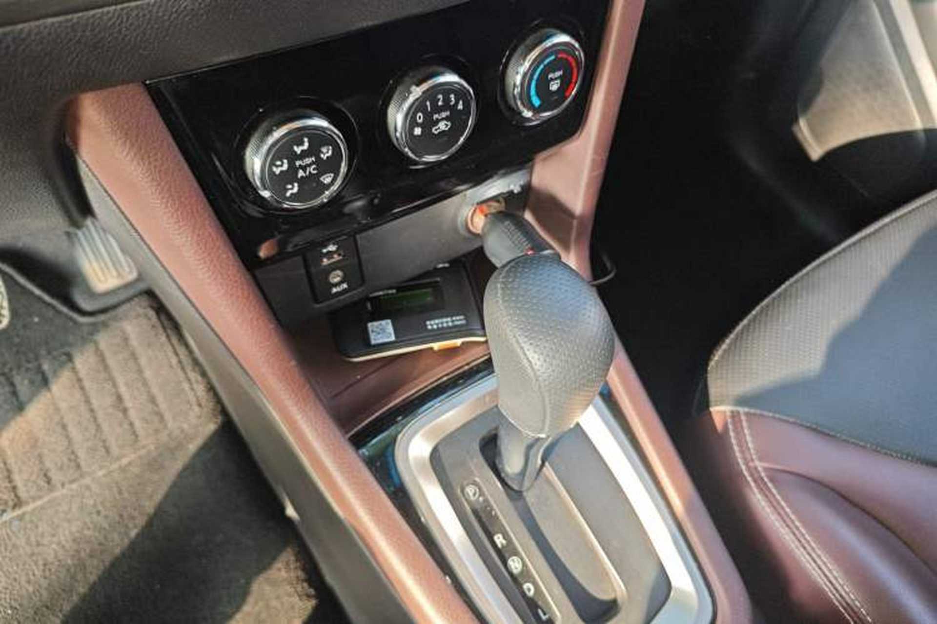 Used Venucia M50V 2017 1.6L XL CVT Luxury Edition Gear Lever