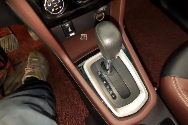 Used Venucia M50V 2017 1.6L XL CVT Luxury Edition Gear Lever