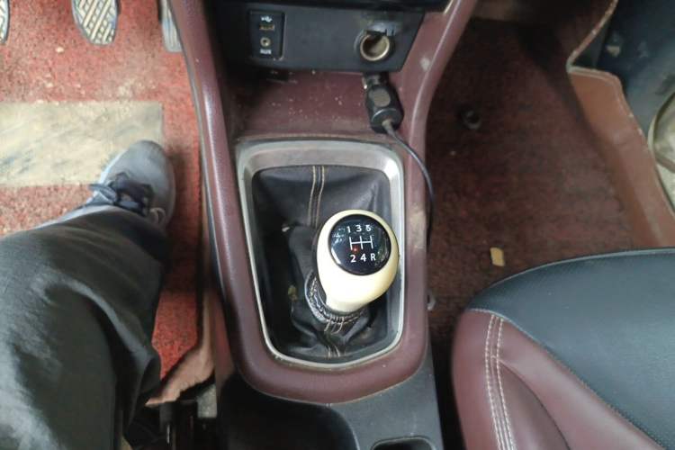Used Venucia M50V 2017 1.5L XL Manual Comfort Edition Gear Lever