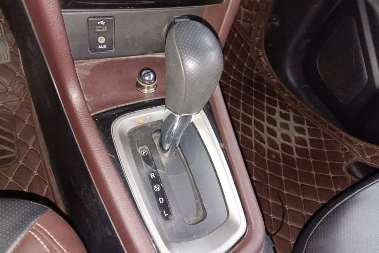 Used Venucia M50V 2017 1.6L XL CVT Luxury Edition Gear Lever