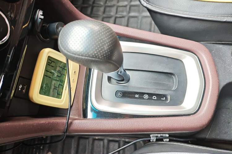 Used Venucia M50V 2017 1.6L XL CVT Luxury Edition Gear Lever