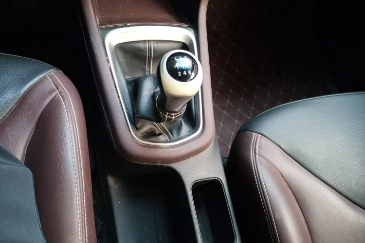 Used Venucia M50V 2017 1.5L XL Manual Comfort Edition Gear Lever