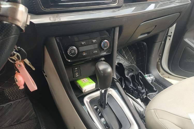 Used Venucia M50V 2017 1.6L XL CVT Luxury Edition Gear Lever
