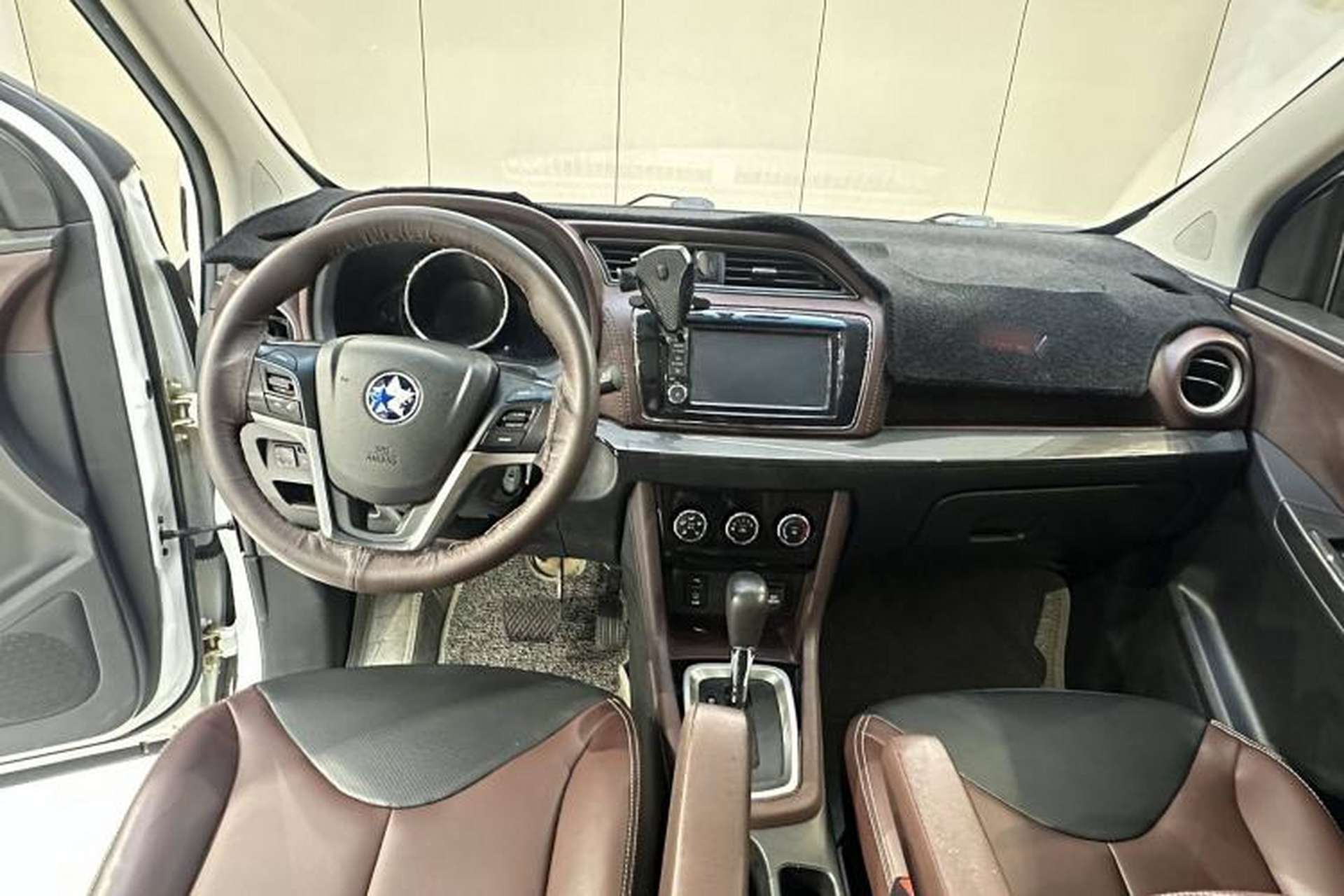 Used Venucia M50V 2017 1.6L XL CVT Luxury Edition Gear Lever
