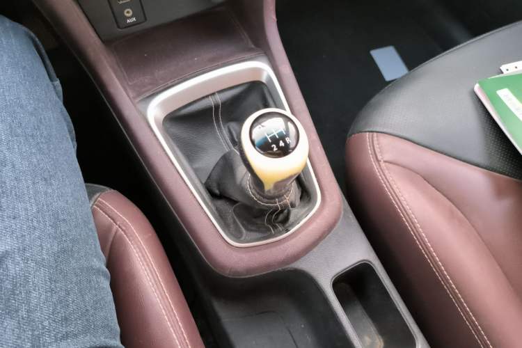 Used Venucia M50V 2017 1.5L XL Manual Comfort Edition Gear Lever