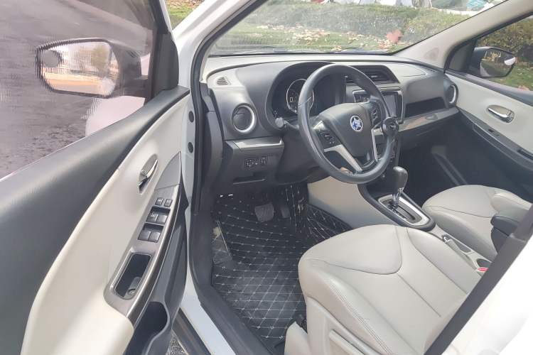 Used Venucia M50V 2017 1.6L XL CVT Luxury Edition Interior 2