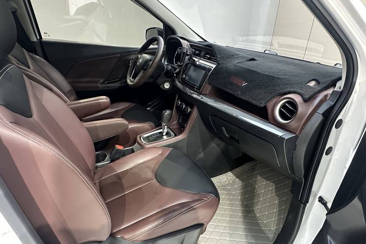 Used Venucia M50V 2017 1.6L XL CVT Luxury Edition Interior 2