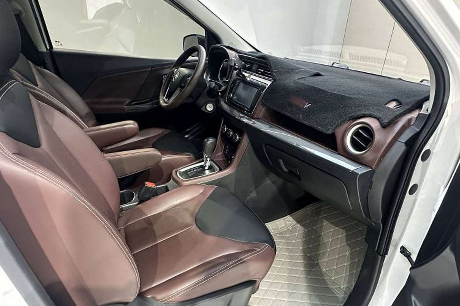 Used Venucia M50V 2017 1.6L XL CVT Luxury Edition Interior 2