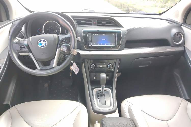 Used Venucia M50V 2017 1.6L XL CVT Luxury Edition Interior 3