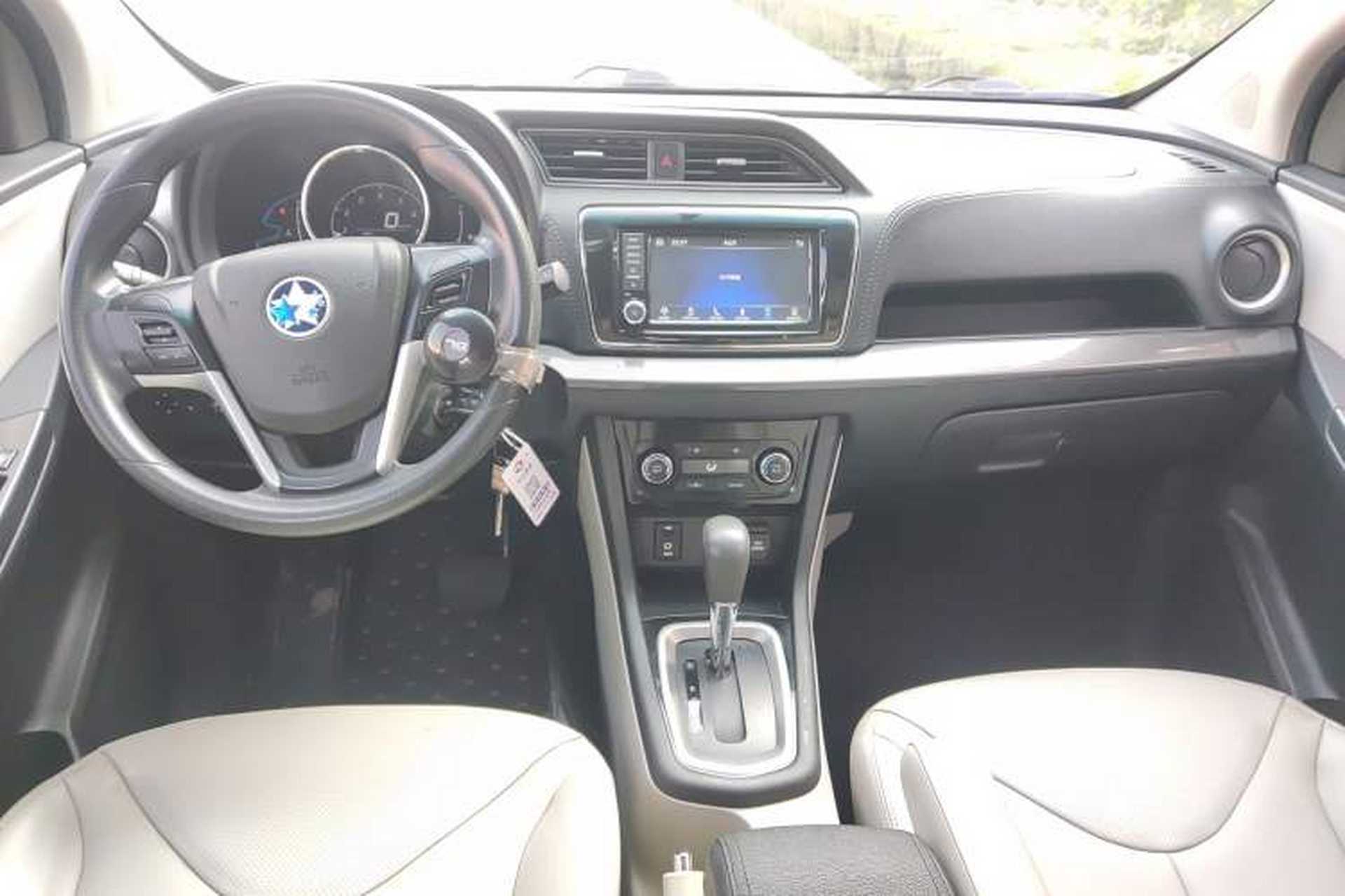 Used Venucia M50V 2017 1.6L XL CVT Luxury Edition Interior 3