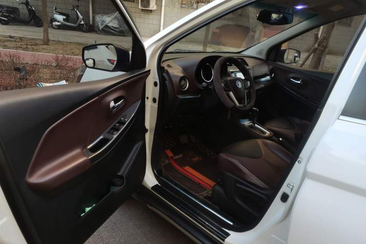Used Venucia M50V 2017 1.6L XL CVT Luxury Edition Interior 3