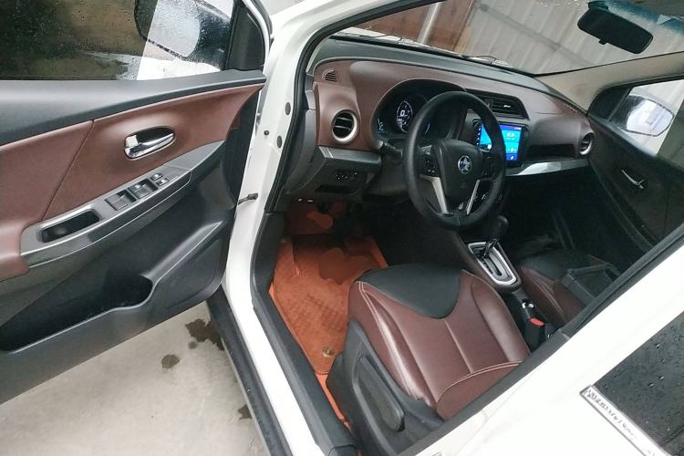 Used Venucia M50V 2017 1.6L XL CVT Luxury Edition Interior 3