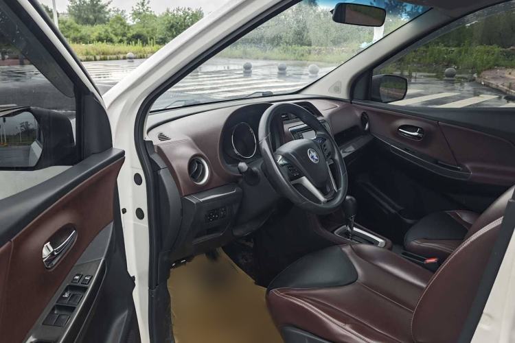 Used Venucia M50V 2017 1.6L XL CVT Luxury Edition Interior 3