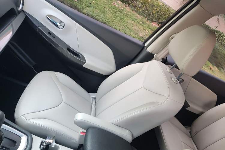 Used Venucia M50V 2017 1.6L XL CVT Luxury Edition Interior 5