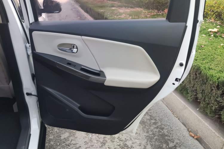 Used Venucia M50V 2017 1.6L XL CVT Luxury Edition Interior 8