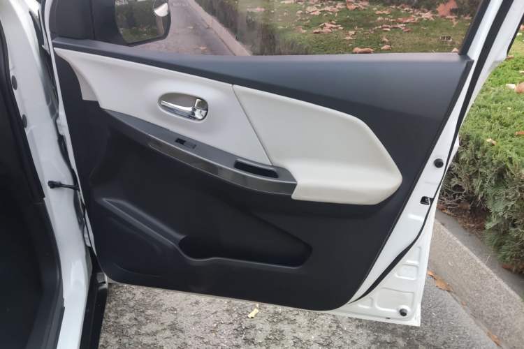 Used Venucia M50V 2017 1.6L XL CVT Luxury Edition Interior 9