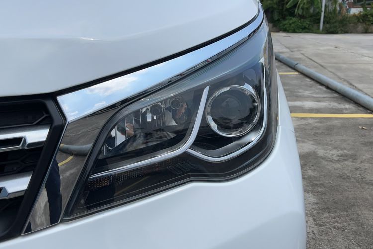 Used Venucia M50V 2017 1.6L XV CVT Deluxe Edition Left Front Headlight