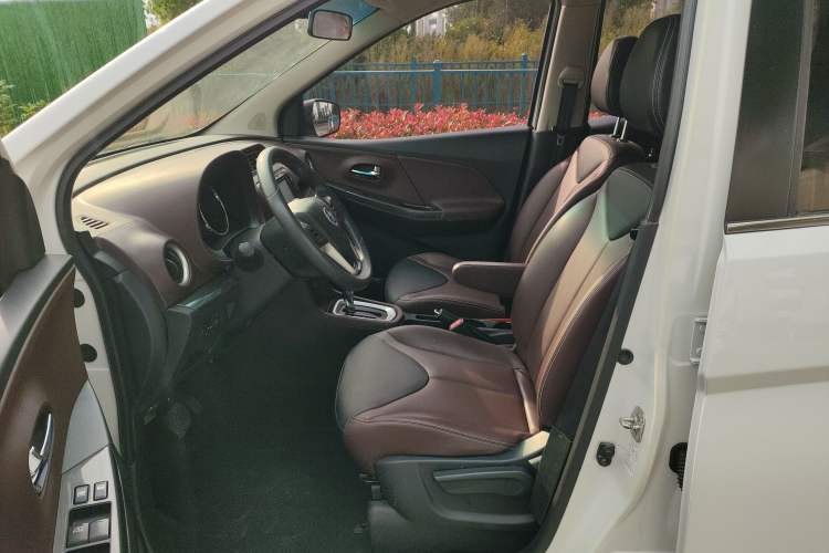 Used Venucia M50V 2017 1.6L XV CVT Deluxe Edition Left Front Seat