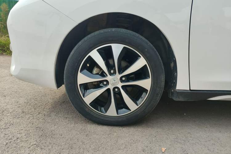 Used Venucia M50V 2017 1.6L XV CVT Deluxe Edition Left Front Wheel Hub