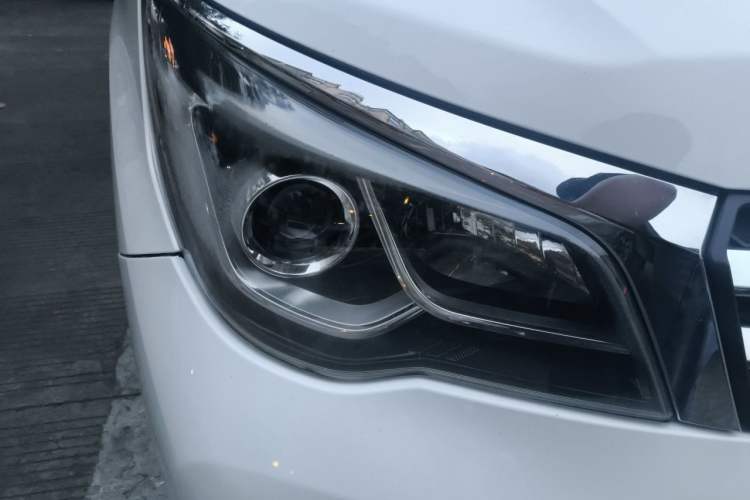 Used Venucia M50V 2017 1.6L XL CVT Luxury Edition Right Front Headlight