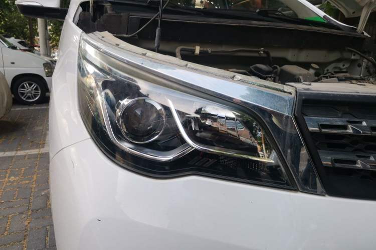 Used Venucia M50V 2017 1.5L XL Manual Comfort Edition Right Front Headlight