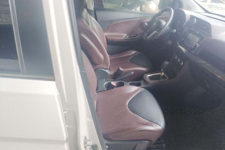 Used Venucia M50V 2017 1.6L XL CVT Luxury Edition Right Front Seat