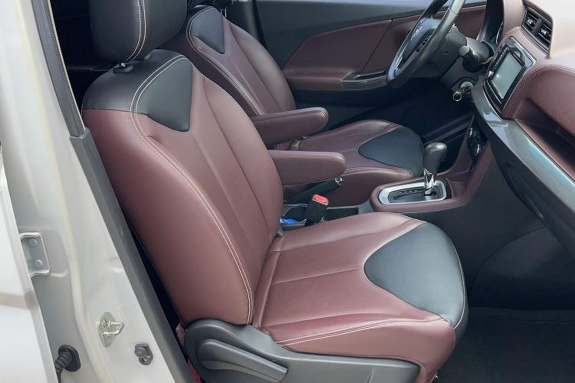 Used Venucia M50V 2017 1.6L XV CVT Deluxe Edition Right Front Seat