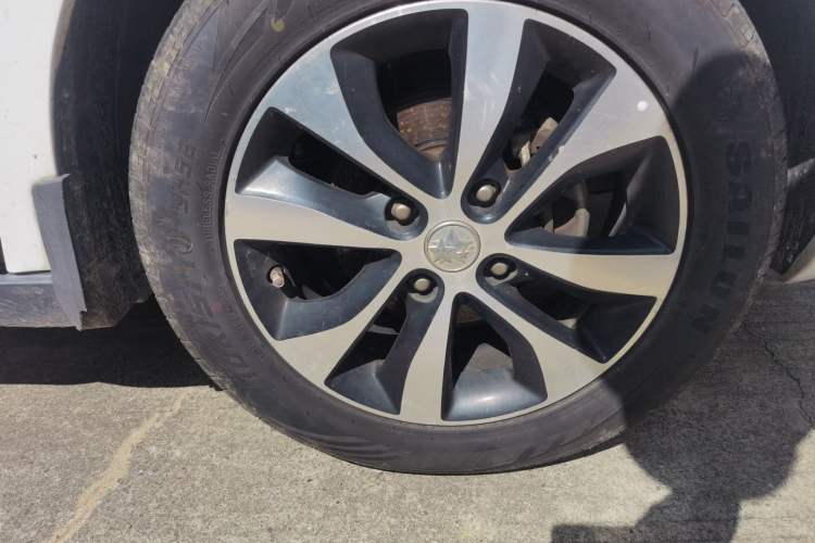 Used Venucia M50V 2017 1.6L XL CVT Luxury Edition Right Front Wheel Hub