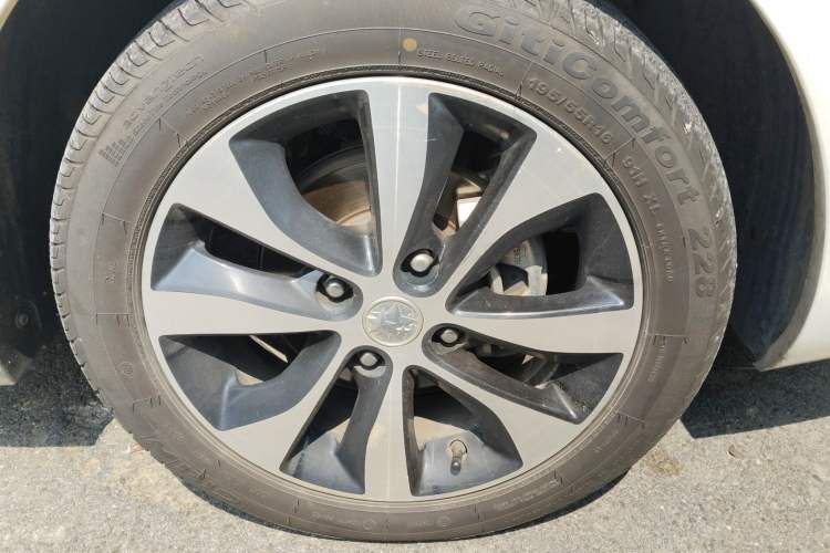 Used Venucia M50V 2017 1.6L XL CVT Luxury Edition Right Front Wheel Hub