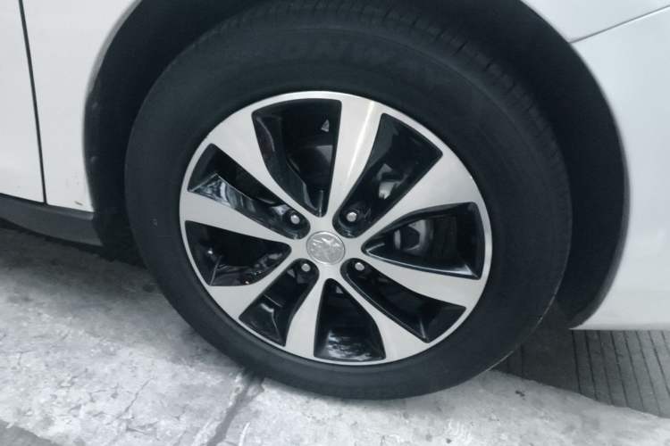 Used Venucia M50V 2017 1.6L XL CVT Luxury Edition Right Front Wheel Hub