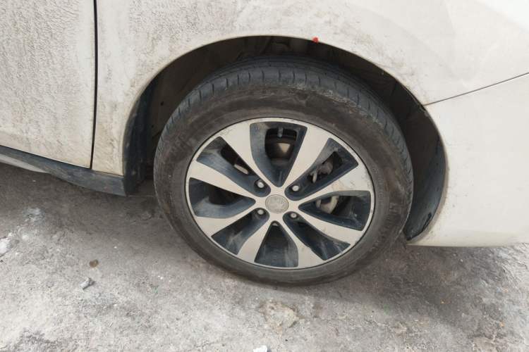 Used Venucia M50V 2017 1.6L XL CVT Luxury Edition Right Front Wheel Hub