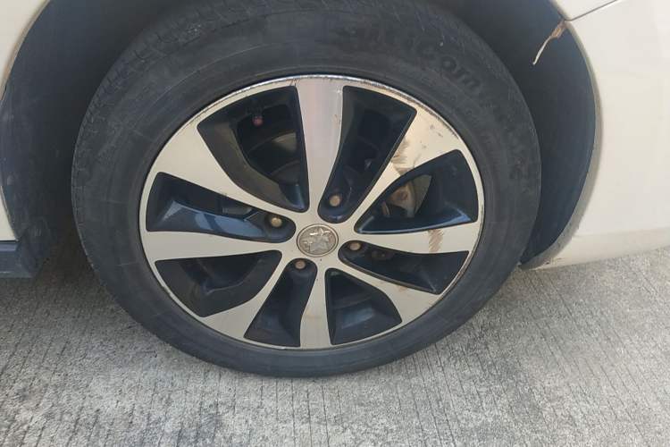 Used Venucia M50V 2017 1.6L XL CVT Luxury Edition Right Front Wheel Hub