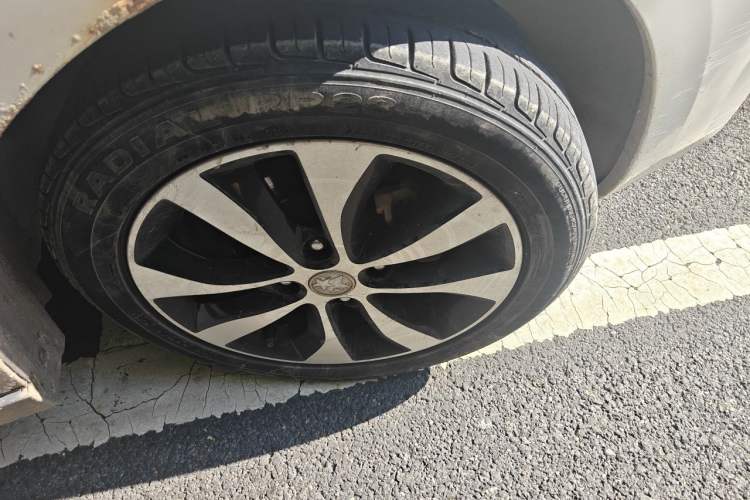 Used Venucia M50V 2017 1.6L XL CVT Luxury Edition Right Front Wheel Hub