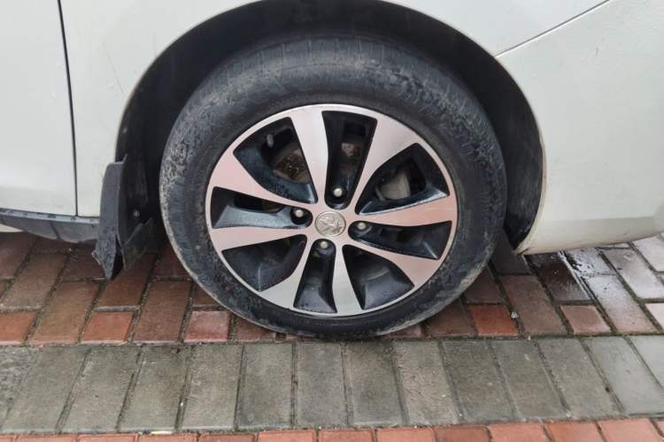 Used Venucia M50V 2017 1.6L XL CVT Luxury Edition Right Front Wheel Hub