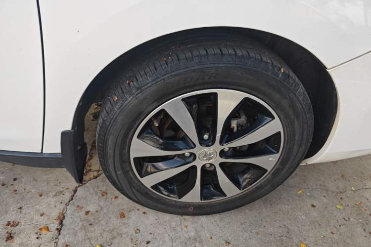 Used Venucia M50V 2017 1.6L XL CVT Luxury Edition Right Front Wheel Hub