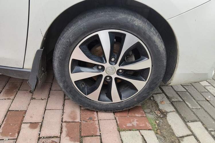 Used Venucia M50V 2017 1.6L XL CVT Luxury Edition Right Front Wheel Hub