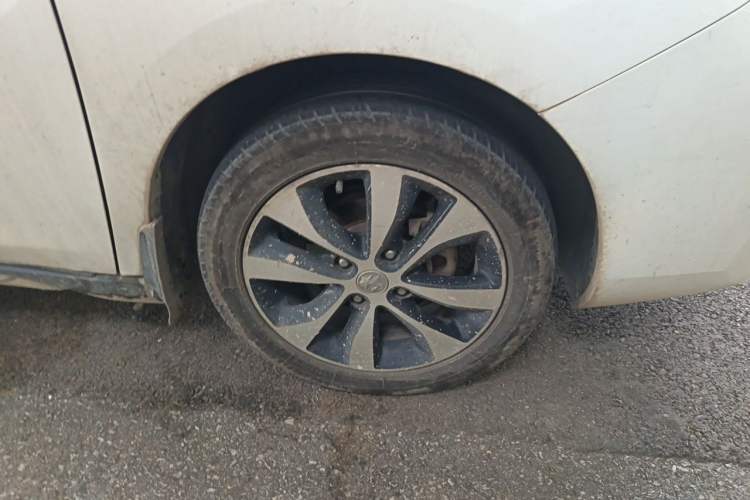 Used Venucia M50V 2017 1.5L XL Manual Comfort Edition Right Front Wheel Hub