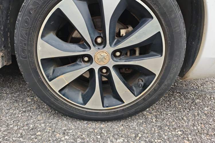 Used Venucia M50V 2017 1.6L XL CVT Luxury Edition Right Front Wheel Hub
