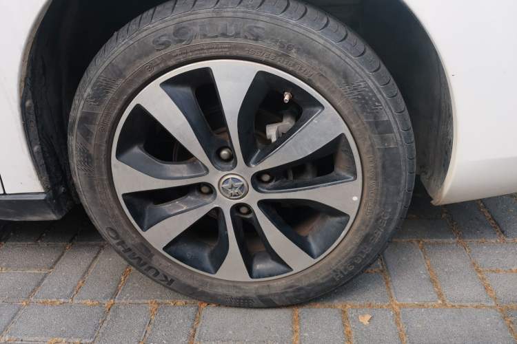 Used Venucia M50V 2017 1.5L XL Manual Comfort Edition Right Front Wheel Hub